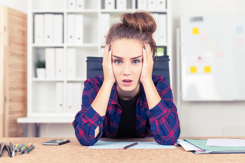 Was soll ich studieren? Mädchen, das hilfesuchend schaut.