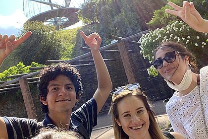 Vier internationale Studenten vor dem Aussichtsturm