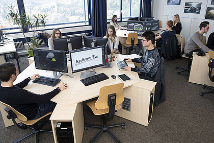 Mehrere Studenten arbeiten zusammen im Labor Multimedia und Virtuelle Welt 
