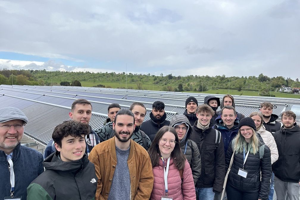 Gruppenfoto Studierende vor einem Solarfeld