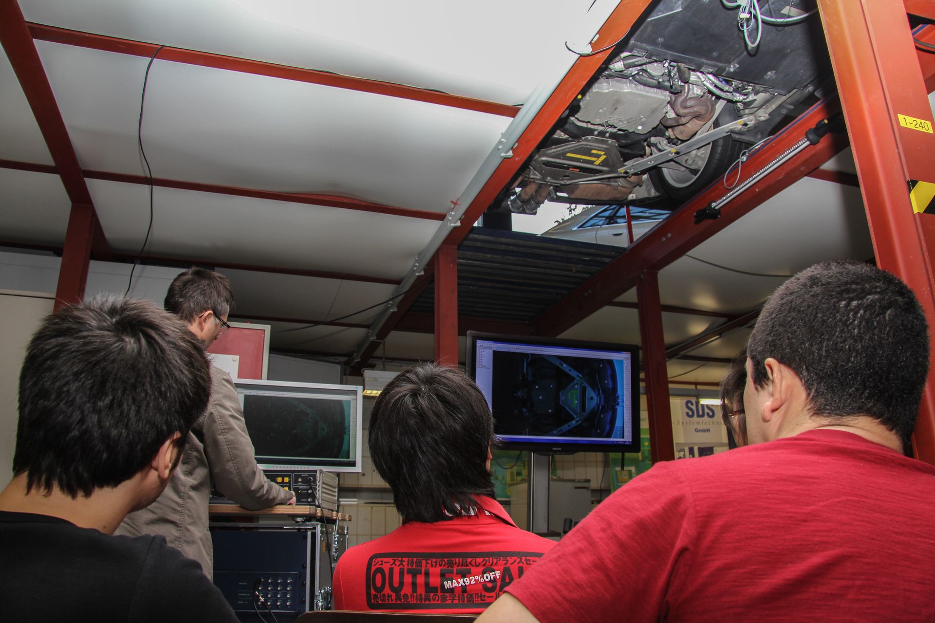 Studentengruppe während Laborübung Laser-Messtechnik