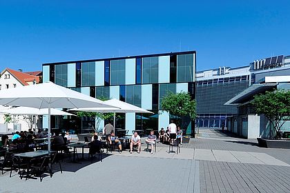 Blick auf Campus Esslingen Stadtmitte mit der Mensa im Hintergrund