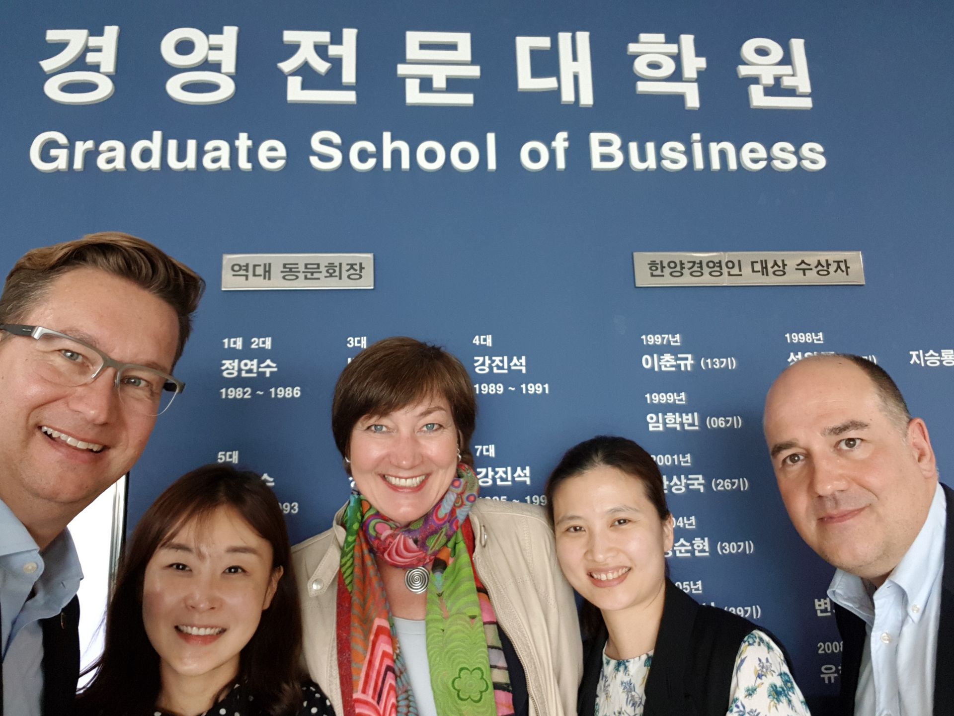 ProfessorInnen vor der Graduate School of Business (Asien)
