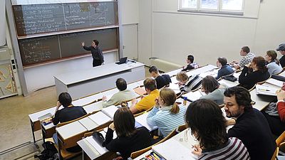 Studierende in der Vorlesung- Sicht von links oben