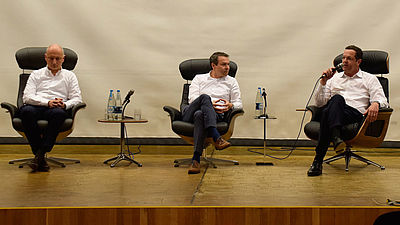 Die Teilnehmer an der Podiumsdiskussion sitzen auf der Bühne: v.l.: Dr. Nikolaus Stihl, Frank Notz, Heinrich Baumann