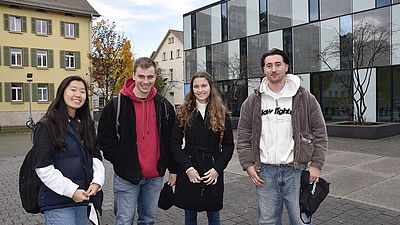 Gruppe Studieninteressierter beim Studieninfotag der Hochschule Esslingen