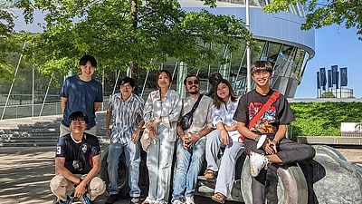 Junge Frauen und Männer vor dem Daimler-Museum in Stuttgart