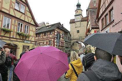 Internationale Studierende in Rothenburg, Foto von hinten