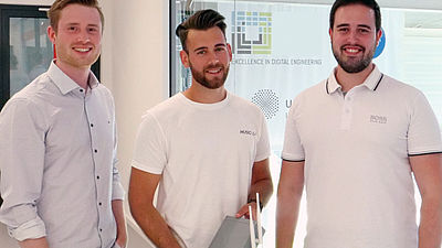 Drei junge Männer mit weißem T-Shirt. 