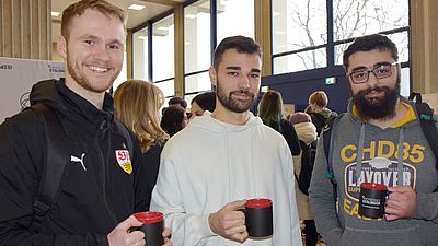 Drei Studenten der Hochschule Esslingen bei der Erstsemesterbegrüßung