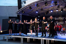 Die SING_UNI auf der Bühne beim Sommernachtskonzert.