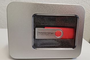 USB-Stick mit Aufschrift der Hochschule