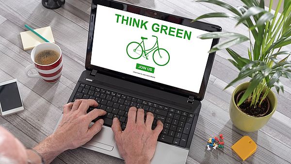 Blick auf einen Laptop-Bildschirm mit der Aufschrift Think Green