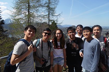 Gruppenfoto von internationalen Studierenden auf einer Aussichtsplattform