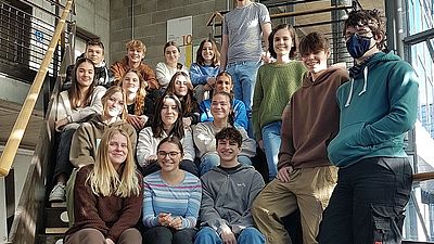 Gruppe von Schülerinnen und Schülern mit Lehrer an der Hochschule Esslingen