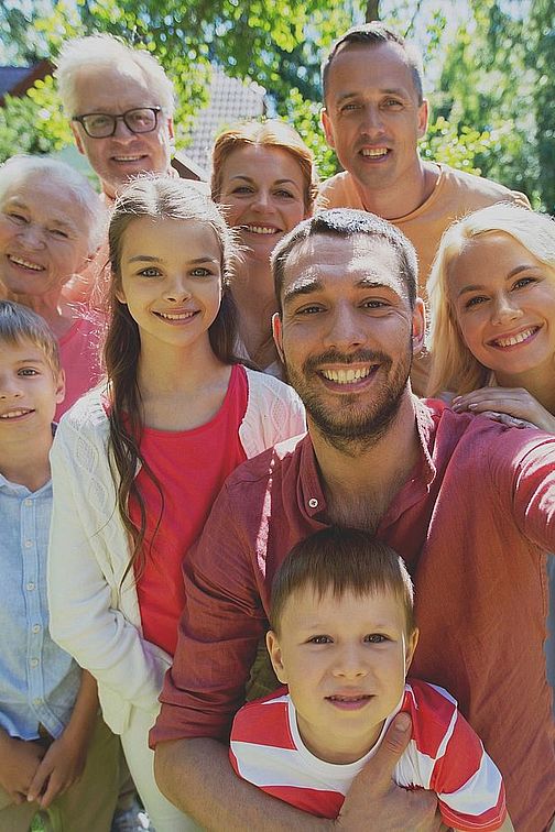 Familie mit allen Generationen (Großeltern, Eltern und Kinder) in einer Gruppe
