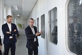 Zwei Professoren vor einem Labor am Campus Göppingen der Hochschule Esslingen