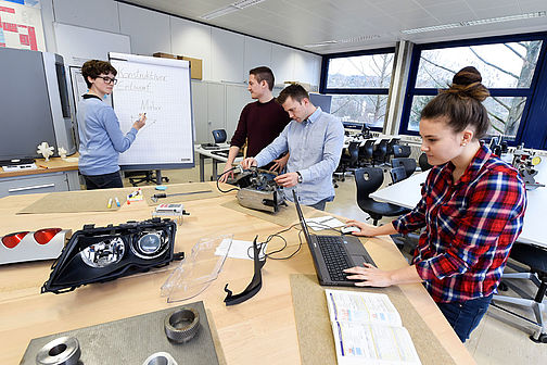 Studierende des Studiengangs Technische Betriebswirtschaft/Automobilindustrie sitzen im EDV-Labor vor Laptop 