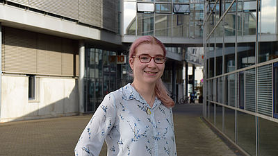 Die neue Mobilitätsmanagerin Eileen Sawatzki steht auf dem Campus Stadtmitte der Hochschule Esslingen, zwischen Gebäude 9 und 10.