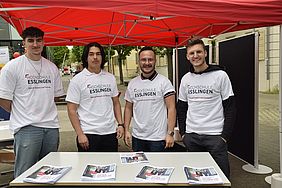 Vier Studierende beim Tag der offenen Tür der Hochschule Esslingen