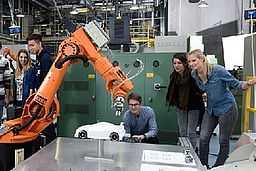 Studenten im Labor für Automatisierung, Robotik und Antriebssysteme.
