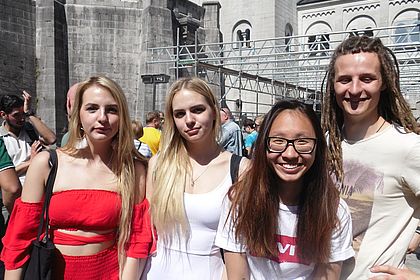 Vier Studentinnen vor dem Schloss Neuschwanstein