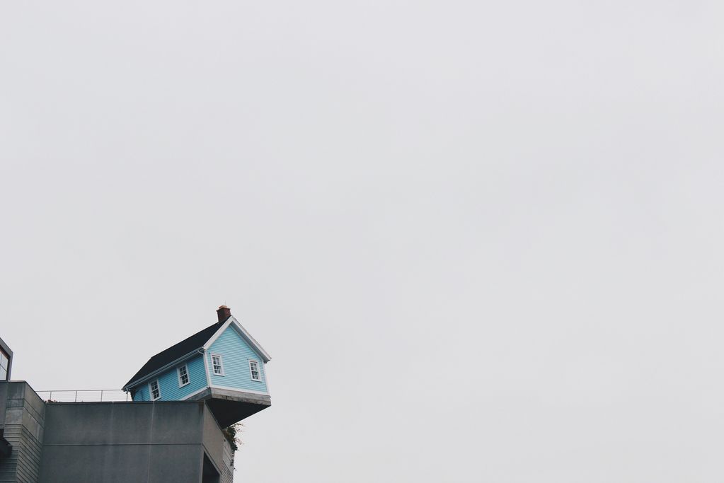Ein Haus steht auf einer Klippe und droht abzurutschen