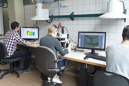 Studierende bearbeiten Übungen im Labor für Kunststofftechnik.