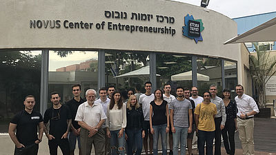 Projektteilnehmer stehen vor dem Gebäude der Colman-University in Tel Aviv