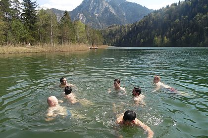 Studierende schwimmen im See