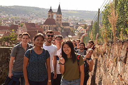 Internationale Studierende auf der Burg, im Hintergrund ist die Esslinger Stadtkirche zu sehen