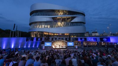 Open Air Bühne am Mercedes-Benz Museum am Abend