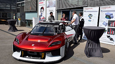 Bei der Ausstellung im Innenhof präsentierte Porsche einige ihrer Fahrzeuge.