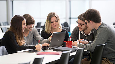 Fünf Studierende lernen im Seminarraum in einer Gruppe