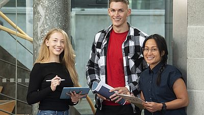 Zwei Studentinnen und ein Student der Hochschule Esslingen