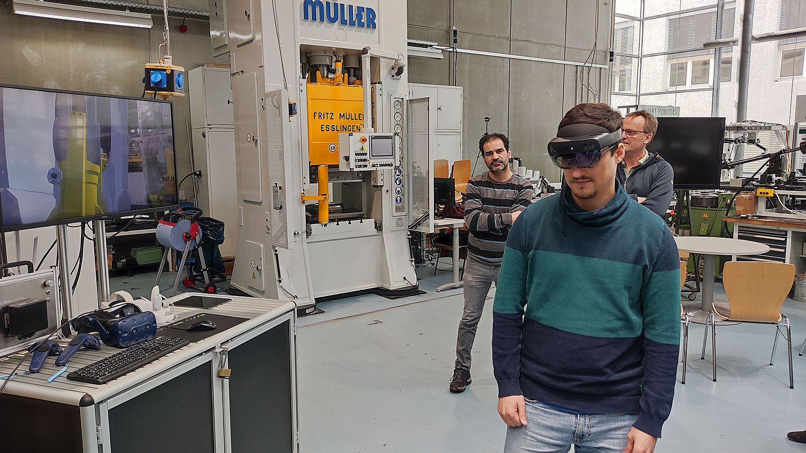 Chirstopher Polak, Wissenschaftlicher Mitarbeiter am Virtual Automation Lab, zeigt die Bereitstellung des Digitalen Zwillings einer Umformpresse.