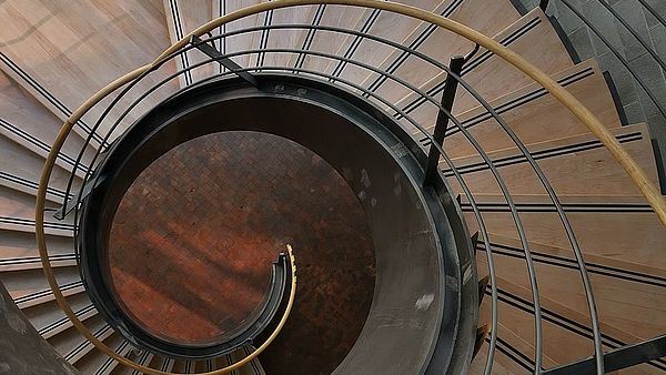 Treppe im Gebäude 9 der Hochschule Esslingen
