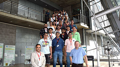 Die Studierenden der International Summer School stehen zusammen mit den begleitenden Professoren auf einer Treppe.
