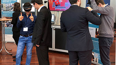 Besucher testen die VR-Brillen