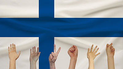 Finnische Flagge mit jubelnden Händen