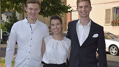 Zwei Absolventen und eine Absolventin der Hochschule Esslingen