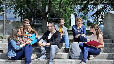 Studierende der Hochschule Esslingen sitzen am Campus Flandernstraße