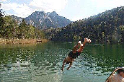 Student springt in den See