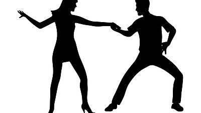 Silhouette eines Mannes und einer Frau beim gemeinsamen Tanzen