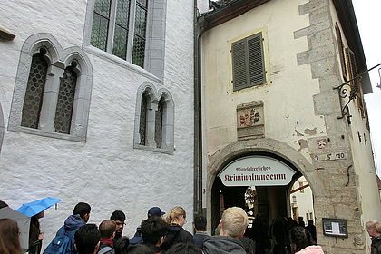 Internationale Studierende am Eingang des Foltermuseums