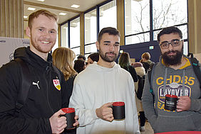 Drei Studierende bei der Erstsemesterbegrüßung der Hochschule Esslingen