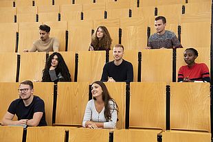 Gruppe von Studierenden im Hörsaal