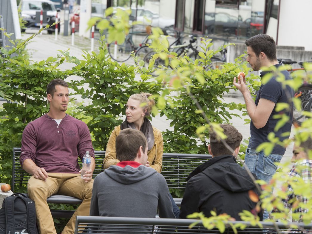 Studierende auf dem Campus