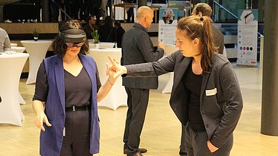 Zwei Frauen - eine davon mit Virtual Reality Brille