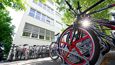 Mehrere Fahrräder stehen vor einem Gebäude der Hochschule.